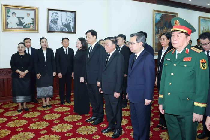 Đồng chí Trần Cẩm Tú - Ủy viên Bộ Chính trị, Thường trực Ban Bí thư dẫn đầu Đoàn đại biểu cấp cao Đảng, Nhà nước đến viếng Chủ tịch Quốc hội Lào Xaysomphone Phomvihane. Ảnh: TTXVN