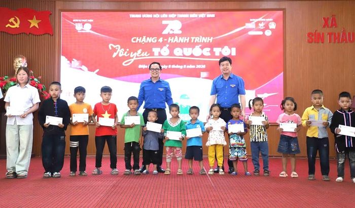 Nhiều suất quà, học bổng trao tặng các thiếu niên, nhi đồng. Nguồn: Trang TTĐT Trung ương Đoàn TNCS Hồ Chí Minh