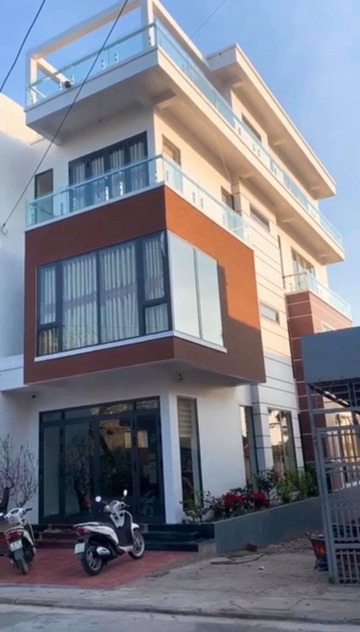 Vũ Khắc Tiệp đã xây lại cơ ngơi mới hoành tráng hơn cho gia đình ở quê  Căn nhà được xây dựng theo phong cách hiện đại, nội thất khang trang.