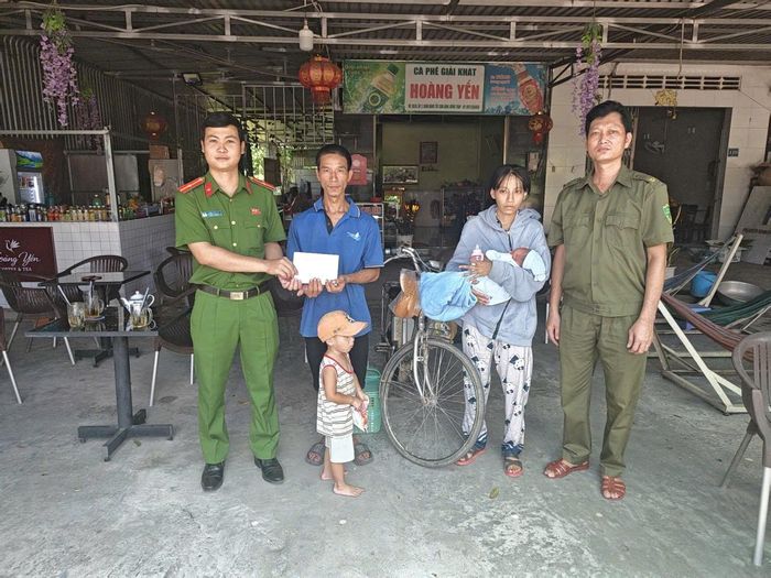Trao tiền hỗ trợ cho gia đình chị Duyên để có chi phí về quê.