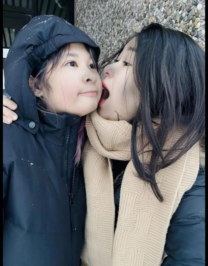 Mạc Anh Thư và con gái.