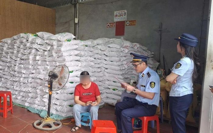 Chi cục quản lý thị trường phát hiện hộ kinh doanh Quân Lan đang đóng gạo vào bao bì Gạo Séng Cù Mường Khương. Ảnh: Công an tỉnh Lào Cai