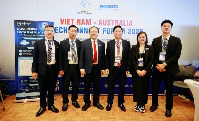 Bộ trưởng Bộ Khoa học và Công nghệ Vũ Hải Quân cùng đại diện một số doanh nghiệp, viện, trường có sản phẩm trưng bày tại Tech Connect VietNam - Australia 2026. Ảnh: Bộ KH&CN.