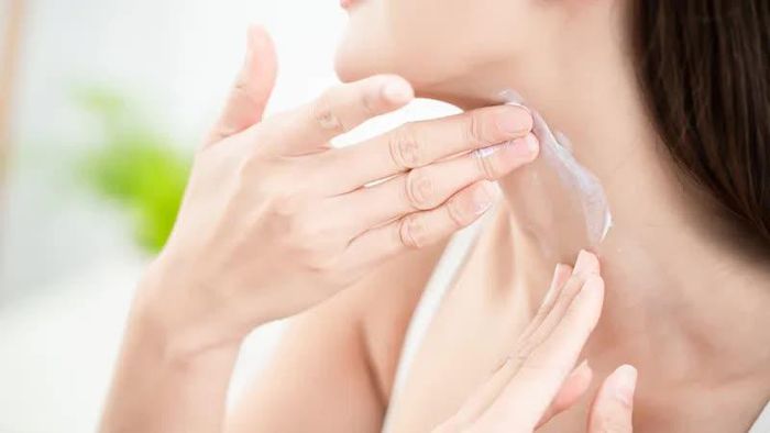 Nên massage vùng cổ nhẹ nhàng, tránh kéo căng da