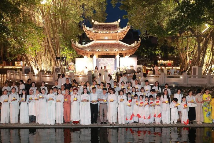  Một lá thư, một lời cảm ơn, một bữa cơm gia đình hay một chuyến trở về có thể là món quà giản dị nhất dành cho cha mẹ. Duyên 8 khép lại một chương trình nhưng mở ra một lời nhắc: hãy trở về khi còn có thể, bởi thanh xuân của mẹ không bao giờ quay lại. 