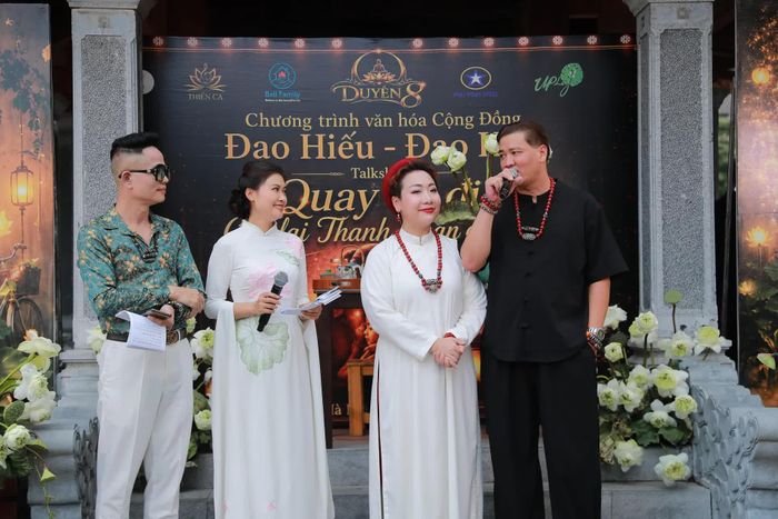  Giao lưu với cựu cầu thủ đội tuyển Quốc gia Nguyễn Mạnh Dũng, người đã cùng vợ - ca sỹ Hiền Anh thực hiện dự án Duyên 8 với bao tâm huyết.  