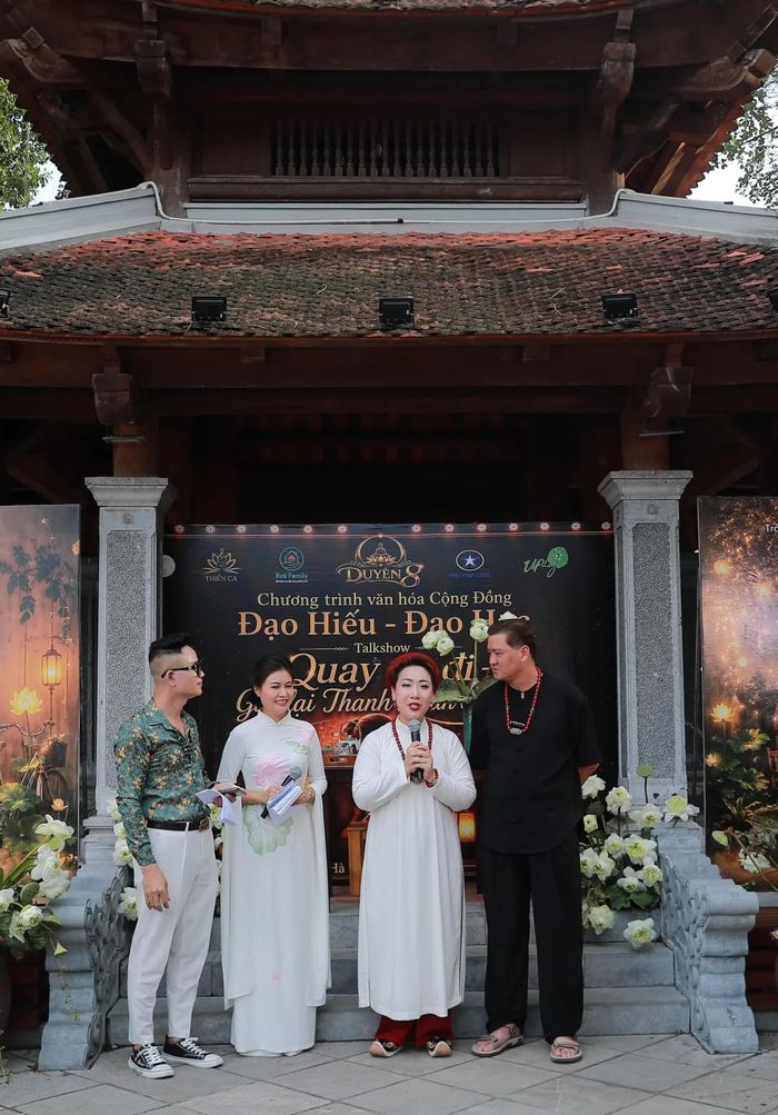  Ca sĩ Hiền Anh, Giải Nhì Sao Mai toàn quốc, Chủ tịch Cộng đồng Doanh nhân Thiền Ca Việt Nam, là người khởi xướng Duyên 8. Với chị, nghệ thuật không chỉ để thưởng thức mà còn có thể trở thành nhịp cầu đánh thức lòng biết ơn và kết nối con người với những giá trị gia đình. 