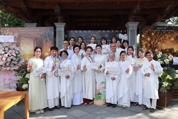  Chủ đề Duyên 8 như một lời nhắn gửi giản dị nhưng lay động: giữa nhịp sống hối hả, hãy dành thời gian trở về bên cha mẹ. Bởi phía sau mái tóc bạc và những nếp nhăn là một thanh xuân đã âm thầm dành cho gia đình. 