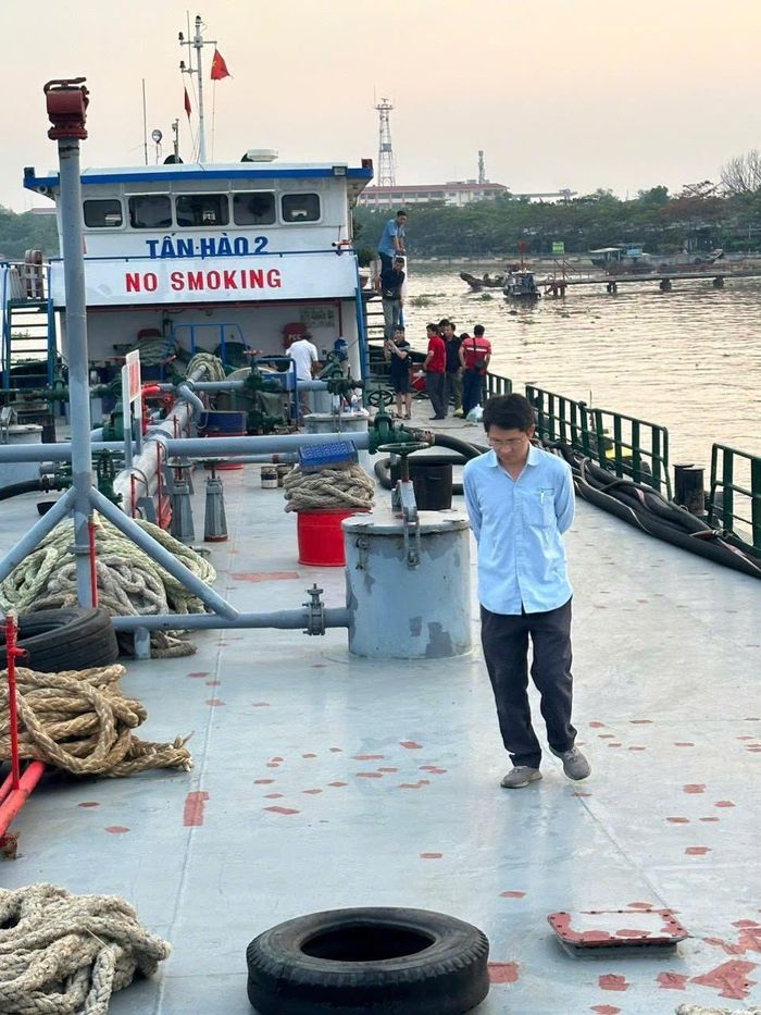 Bắt vụ buôn lậu dầu bằng sà lan