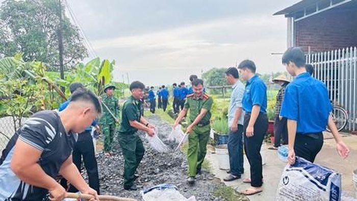 Công an xã Phước Chỉ, tỉnh Tây Ninh cùng các lực lượng tham gia sửa chữa tuyến đường giao thông nông thôn trên địa bàn