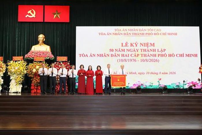 Phó chủ tịch UBND TPHCM Trần Văn Bảy trao tặng Cờ truyền thống của UBND TP.HCM cho Tòa án nhân dân TPHCM