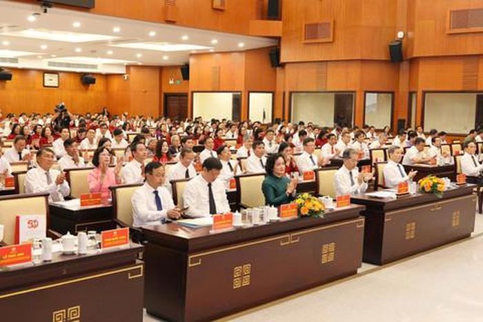 Các đồng chí lãnh đạo và cán bộ, công nhân viên tiêu biểu tham gia lễ kỷ niệm