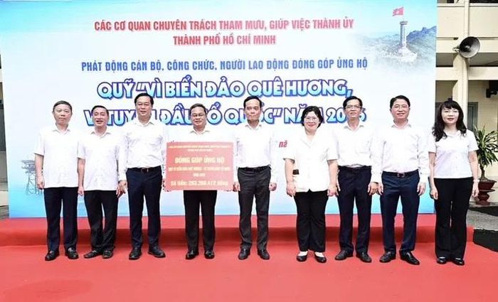Lãnh đạo TPHCM trao kinh phí ủng hộ Quỹ “Vì biển đảo quê hương – Vì tuyến đầu Tổ quốc” TPHCM năm 2026