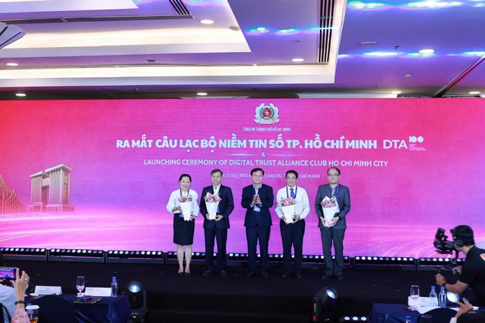 Ra mắt CLB Niềm tin số TPHCM