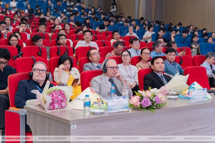 Các đại biểu tham dự hội nghị.