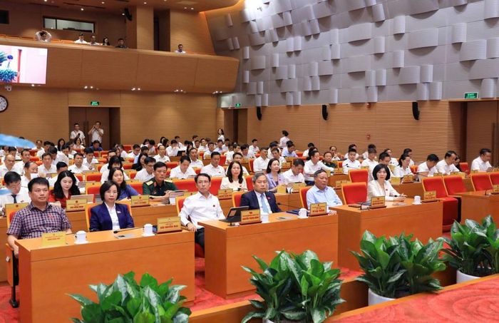 Đại biểu dự kỳ họp thứ 6 HĐND TP Hà Nội khóa XVII (baotintuc.vn).