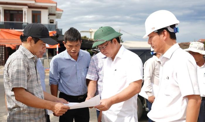 Chủ tịch UBND Tp. Huế kiểm tra tiến độ xử lý sạt lở bờ biển tại bãi tắm Thuận An