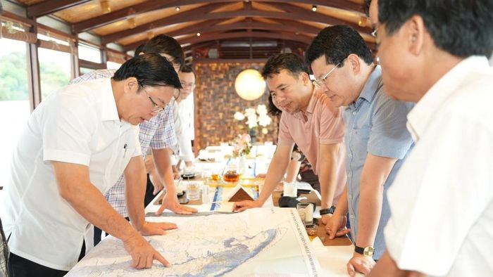 Sáng 9/8, Chủ tịch UBND Tp. Huế Lê Trí Thanh đi khảo sát, kiểm tra thực tế phương án tiêu thoát lũ và cơ sở hạ tầng phục vụ phát triển du lịch đường thủy nội địa trên trục sông Hương.