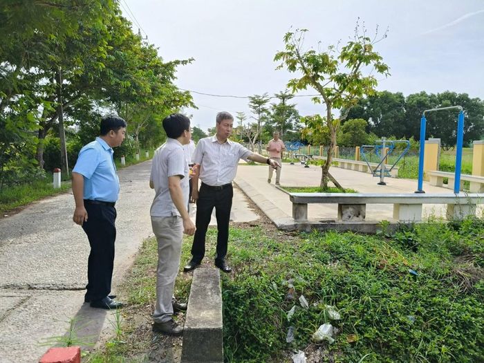 Tại từng vị trí, đoàn tập trung đánh giá hiện trạng công trình...