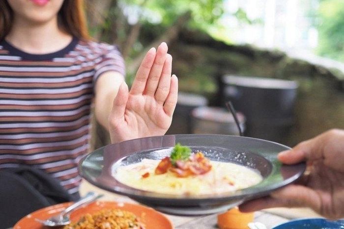 Một số người lại chủ động nhịn ăn vì cho rằng bỏ một bữa sẽ giúp giảm lượng calo nạp vào. (Ảnh minh hoạ)