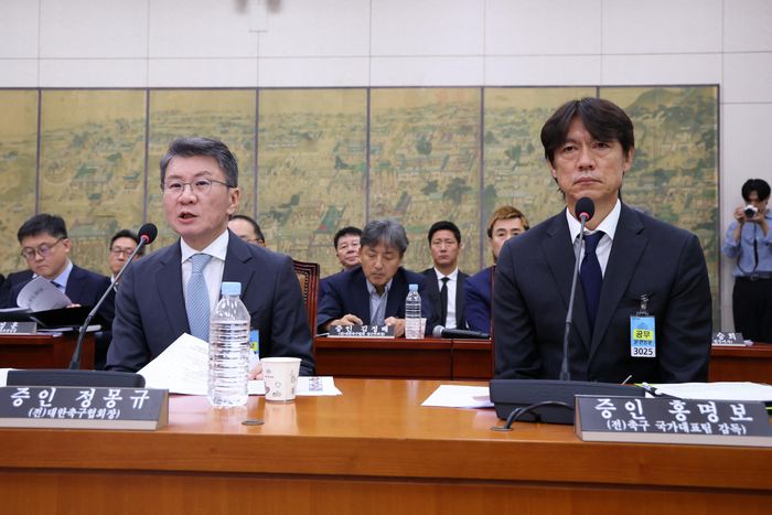 Cựu huấn luyện viên trưởng đội tuyển Hàn Quốc Hong Myung-bo (phải) bị triệu tập đến phiên điều trần tại Quốc hội ở Seoul sau khi đội sớm bị loại khỏi World Cup 2026.