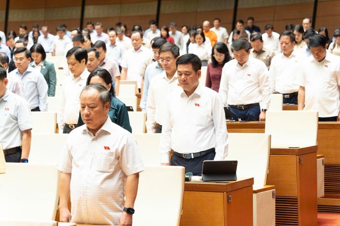 Sau đó các đại biểu Quốc hội đã dành một phút mặc niệm tưởng nhớ Chủ tịch Quốc hội Lào Xaysomphone Phomvihane. 
