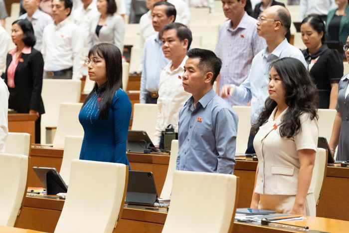 Các đại biểu Quốc hội đã dành 1 phút tưởng niệm Chủ tịch Quốc hội Lào Xaysomphone Phomvihane tại hội trường Diên Hồng sáng 10/8.