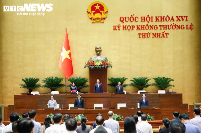 Điều hành phiên thảo luận, Phó Chủ tịch Quốc hội Nguyễn Thị Thanh cho biết, Chủ tịch Quốc hội Nước Cộng hòa Dân chủ Nhân dân Lào Xaysomphone Phomvihane, đã từ trần ngày 8/8/2026. Chủ tịch Quốc hội Nước Cộng hòa Dân chủ Nhân dân Lào Xaysomphone Phomvihane là một nhà lãnh đạo chủ chốt của Đảng Nhân dân Cách mạng Lào, người có nhiều đóng góp quan trọng đối với sự nghiệp cách mạng Lào cũng như trong công cuộc bảo vệ, xây dựng và phát triển đất nước Lào.