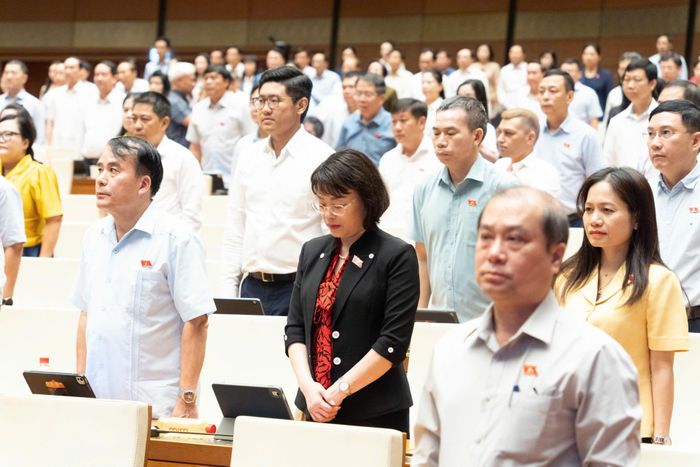 Các đại biểu Quốc hội dành một phút mặc niệm tưởng nhớ Chủ tịch Quốc hội Lào Xaysomphone Phomvihane.