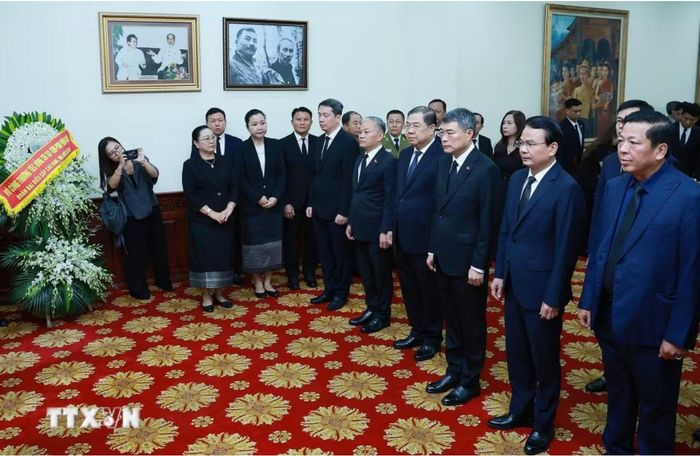 Thủ tướng Lê Minh Hưng viếng Chủ tịch Quốc hội Lào Xaysomphone Phomvihane. (Ảnh: Dương Giang/TTXVN)