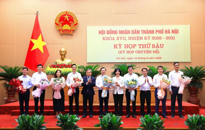 HĐND TP Hà Nội thông qua Nghị quyết miễn miễn nhiệm chức vụ Ủy viên UBND TP Hà Nội với 10 giám đốc sở và chánh thanh tra thành phố. (Ảnh: HĐND TP Hà Nội)