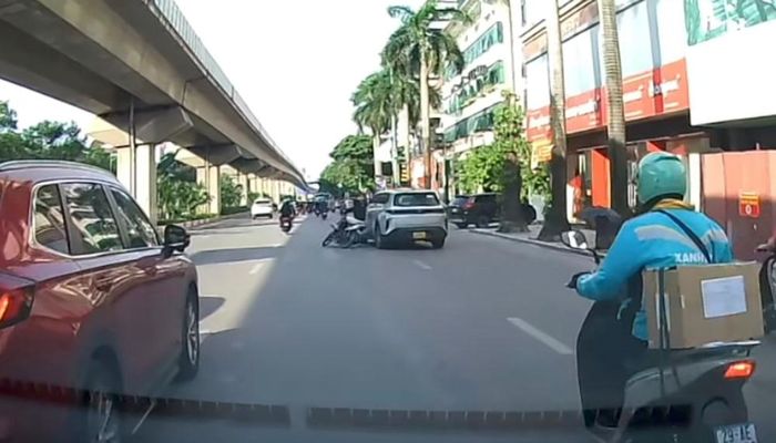 Ô tô hất văng người đi xe máy ngã xuống đường.