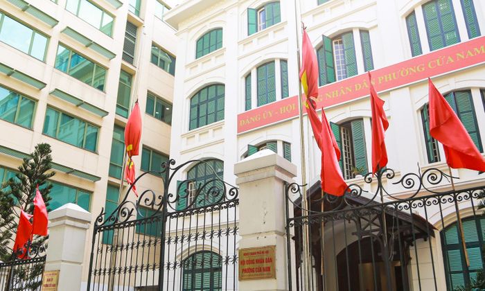 Tại các cơ quan hành chính, việc treo cờ rủ được thực hiện đồng bộ theo nghi thức Quốc tang. 