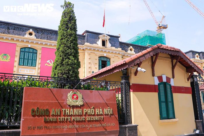 Tại trụ sở Công an TP Hà Nội trên đường Trần Hưng Đạo (phường Cửa Nam), Quốc kỳ được treo theo nghi thức cờ rủ, gắn dải băng đen.