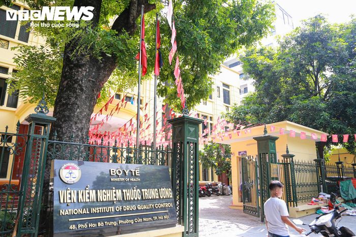 Trên phố Hai Bà Trưng, trụ sở Viện Kiểm nghiệm thuốc Trung ương cũng treo cờ rủ tưởng niệm Chủ tịch Quốc hội Lào Xaysomphone Phomvihane.