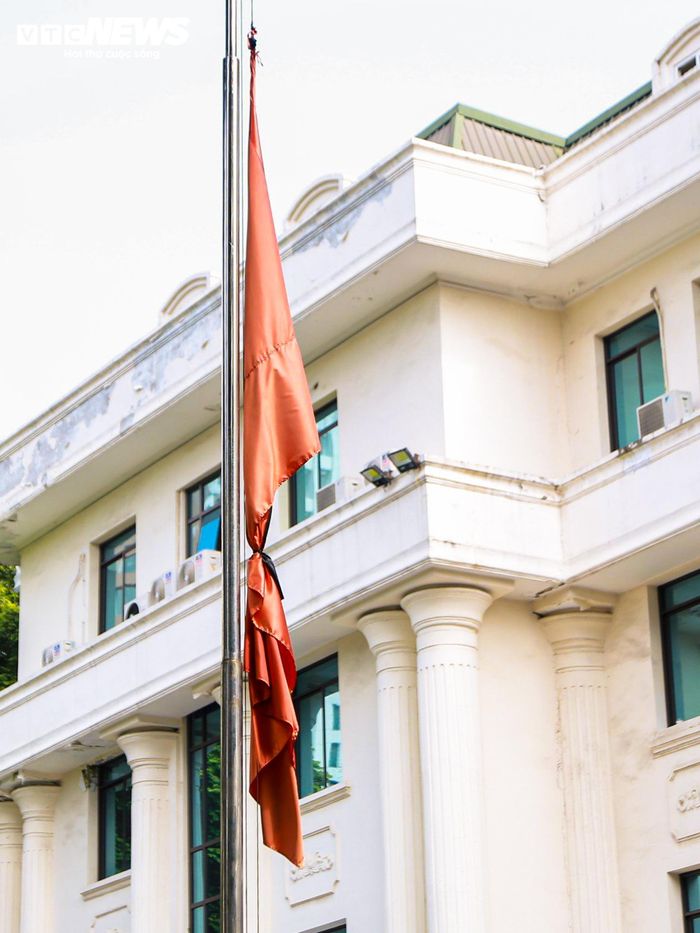 Đây cũng là cách thể hiện sự tiếc thương trước sự ra đi của Chủ tịch Quốc hội Lào Xaysomphone Phomvihane, đồng thời thể hiện tình đoàn kết, hữu nghị và quan hệ đặc biệt giữa Việt Nam và Lào.