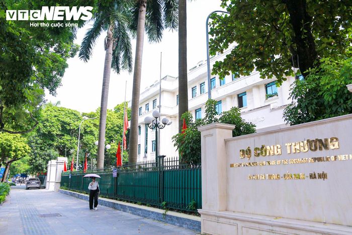 Ghi nhận của PV Báo Điện tử VTC News trong sáng 10/8, tại nhiều tuyến phố ở Hà Nội, cờ rủ được treo trang trọng trước trụ sở các cơ quan Nhà nước và một số địa điểm quan trọng. 
