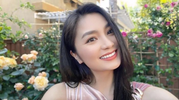 Với Diệu Hương, ngôi nhà chính là nơi thể hiện đầy đủ nhất khái niệm hạnh phúc. “Một căn nhà đủ rộng để chất đầy yêu thương, đủ vui để chăm con, đứng bếp; đủ bận rộn để vun cây, tỉa cành; đủ thư giãn để ngắm bố mẹ, con cái bơi lội mỗi chiều; cánh cửa đủ rộng để đón anh em, bạn bè; đủ năng lượng để làm việc mỗi ngày và đủ yêu thương để được gọi là tổ ấm”, nữ diễn viên trải lòng.