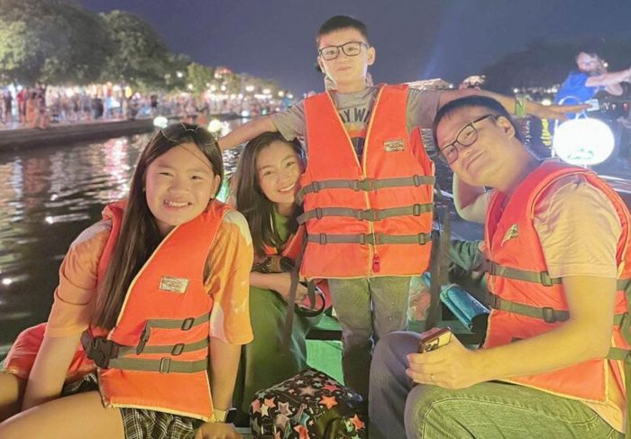 Nữ diễn viên từng chia sẻ về cuộc sống ở nước ngoài trên trang cá nhân: “Ở tuổi này, dù đi làm, đi chơi hay chỉ đơn giản là đi đón con ở trường gần nhà, vẫn luôn có ông bà nội đứng trước cửa mở garage đón về, đỡ đồ. Em chưa từng phải tự mua quần áo, mọi thứ đều do mẹ, em gái và cả mẹ chồng chọn giúp. Điều duy nhất em cần làm là giữ vững tâm trí với công việc và lựa chọn của mình, còn lại đã có hai bên gia đình giúp em an tâm”.