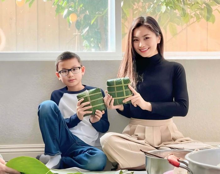 Dù đã sang Mỹ định cư nhưng diễn viên Diệu Hương vẫn luôn duy trì những phong tục quê nhà. Mỗi dịp lễ Tết, cô và chồng lại trang trí nhà cửa theo phong cách truyền thống của người Việt.