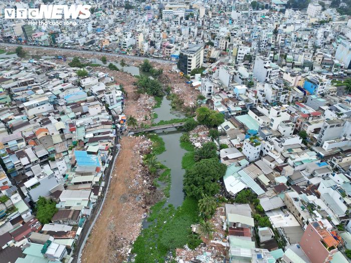Ban Quản lý dự án hạ tầng đô thị cùng các nhà thầu đang rà soát, đánh giá khả năng rút ngắn tiến độ, lập lại kế hoạch thi công và đề xuất các giải pháp để báo cáo UBND TP.HCM xem xét, chấp thuận chủ trương. Theo Ban Quản lý đầu tư xây dựng hạ tầng TP.HCM, ngoài việc tăng cường nhân lực, máy móc, thiết bị và các mũi thi công, dự án cần triển khai đồng bộ nhiều giải pháp để đẩy nhanh tiến độ.