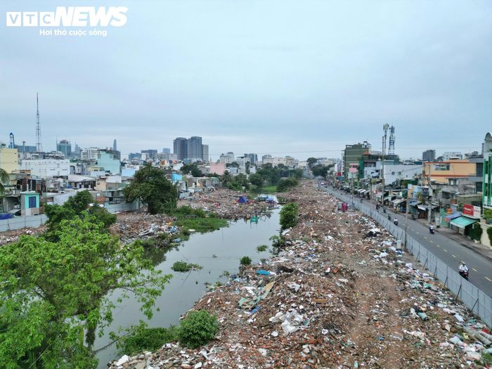 Đặc biệt, sau khi các địa phương hoàn thành bàn giao mặt bằng vào cuối tháng 6/2026, đơn vị thi công nhanh chóng phát quang, dọn dẹp, xử lý chướng ngại vật, tập kết máy móc, thiết bị, vật tư và nhân lực để triển khai các hạng mục.