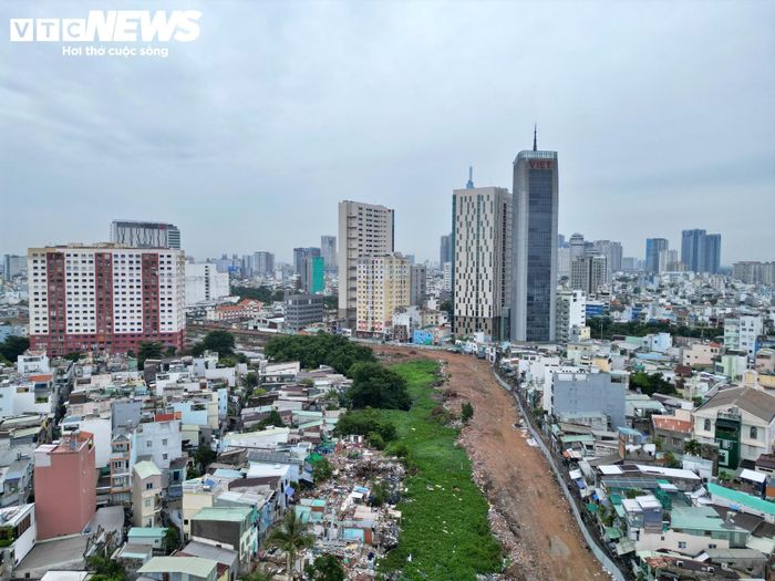Với việc mặt bằng cơ bản được bàn giao và nhiều mũi thi công đồng loạt triển khai, dự án rạch Xuyên Tâm đang bước vào giai đoạn tăng tốc, hướng tới mục tiêu rút ngắn thời gian thực hiện và sớm thay đổi diện mạo tuyến rạch từng chịu cảnh ô nhiễm kéo dài.
