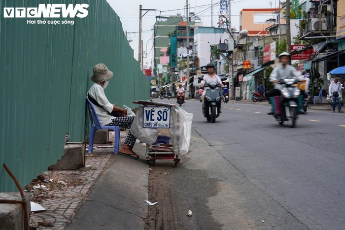 Theo quan sát, sau khi có mặt bằng sạch, đơn vị thi công đã tiến hành rào chắn, san lấp và triển khai các mũi thi công dọc tuyến.