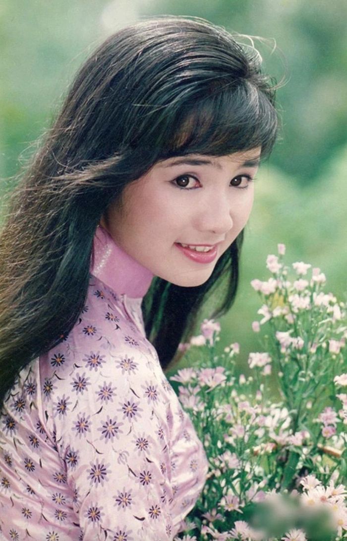 NSND Thu Hà thời trẻ với vẻ đẹp đài các, nền nã, từng làm say lòng khán giả qua những tấm ảnh lịch thập niên 1990.
