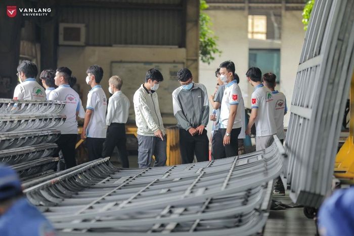 Hình ảnh sinh viên khoa kỹ thuật ô tô trường Đại học Văn Lang tham quan trực tiếp nhà máy SAMCO.
