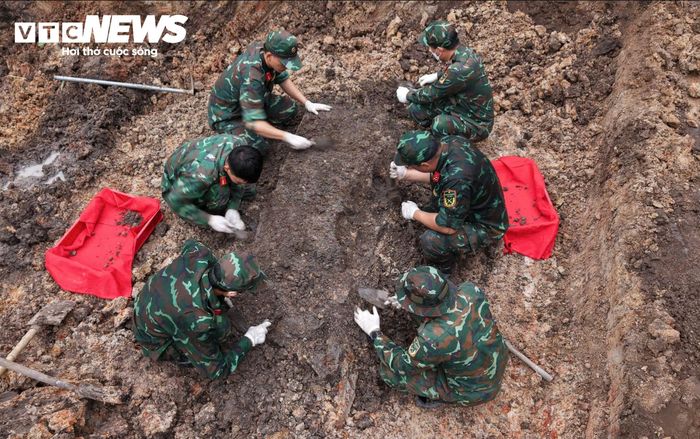 Công tác tìm kiếm, quy tập hài cốt liệt sĩ tại Khu B Công viên Lê Thị Riêng.