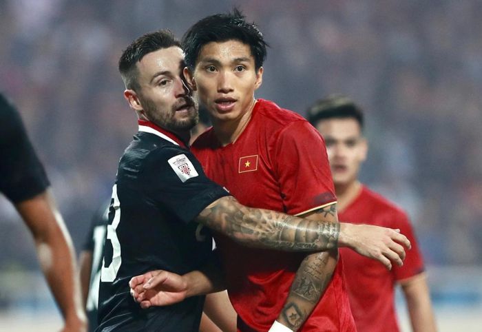 Marc Klok (áo đen) thường xuyên đối đầu tuyển Việt Nam.