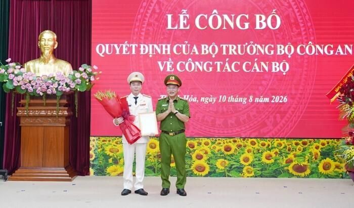 Thượng tướng Nguyễn Văn Long, Thứ trưởng Bộ Công an trao Quyết định cho Đại tá Hoàng Quốc Việt.