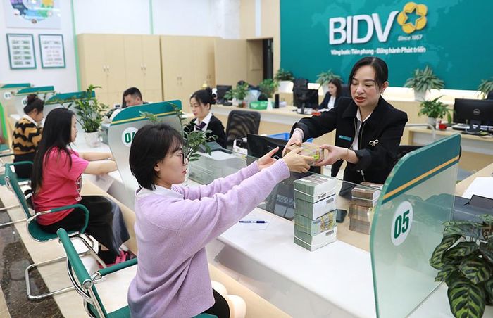 Khách hàng giao dịch tại Ngân hàng thương mại cổ phần Đầu tư và Phát triển Việt Nam. Ảnh: Nguyễn Quang